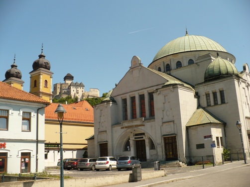 Synagóga a Trenčiansky hrad vážska cyklomagistrála